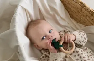 Нежность в каждой петле: вязаный комбинезон для новорожденных